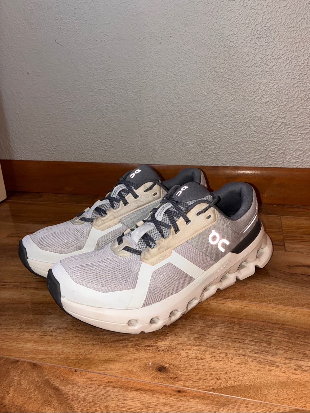 On Cloud Women’s Cloudrunner Athletic Running Shoe Sneakers White/gray - size 9